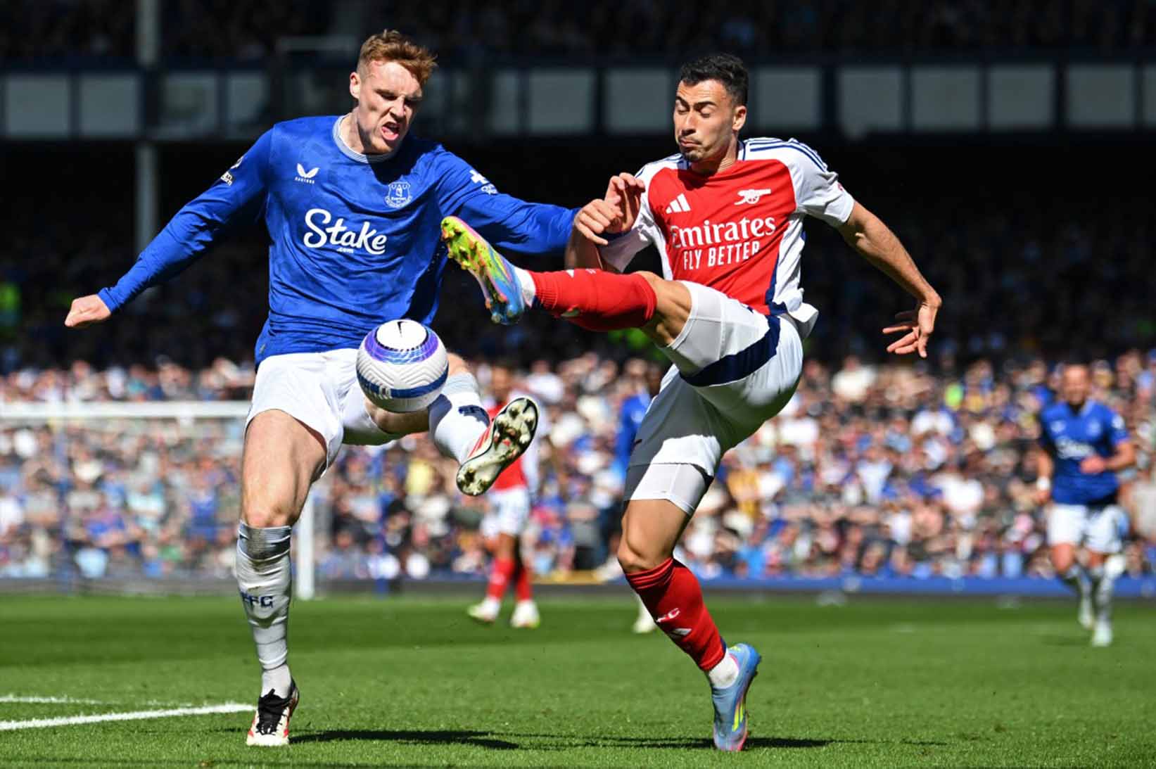 Gabriel Martinelli có kinh nghiệm thi đấu tại Premier League. Ảnh: AFP