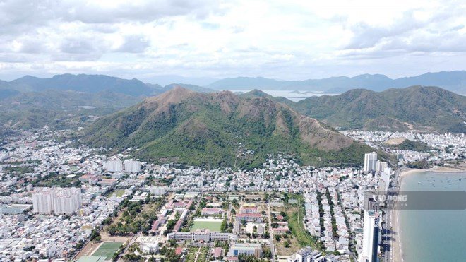The locality is considering approving the list of land plots for bidding to select investors for the Urban Area Project in Bac Nha Trang ward. Photo: Huu Long
