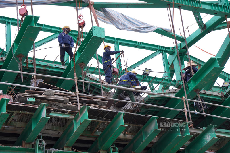 Không khí thi công tại Dự án cầu biên giới qua sông Hồng những ngày đầu tháng 8 diễn ra khẩn trương. Ảnh: Đinh Đại