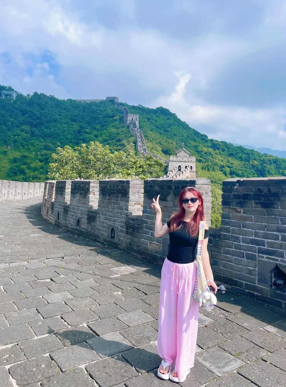 Diệu Linh có trải nghiệm không mong muốn khi bị ong đốt tại Vạn Lý Trường Thành. Ảnh: Nhân vật cung cấp.