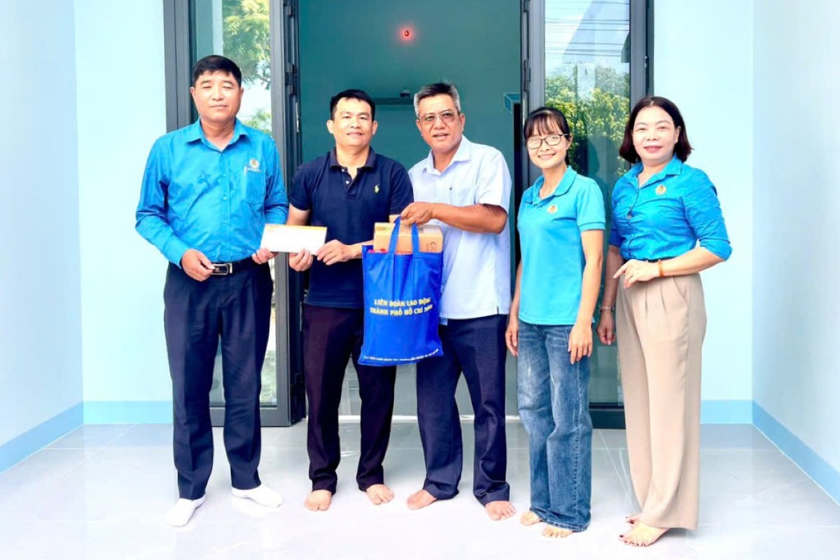 Handing over Trade Union Shelter to union members in difficult housing circumstances. Photo: Organization 5 provided by Ho Chi Minh City Labor Federation