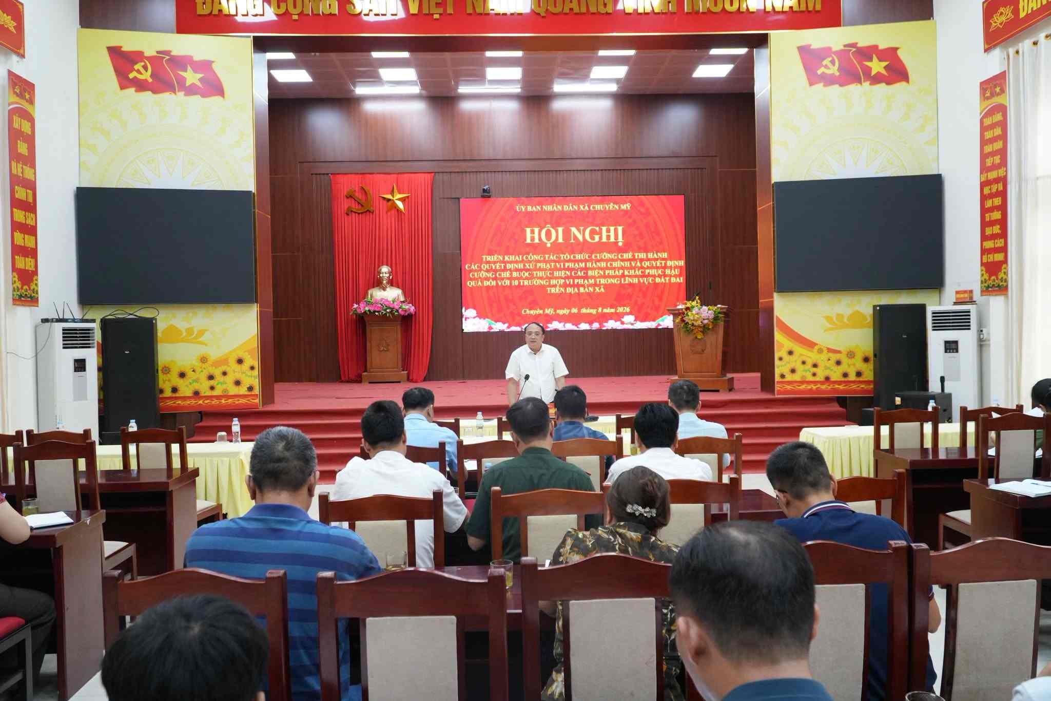 Chuyen My commune, Hanoi deploys a coercion plan for 10 households violating in the field of land. Photo: Chuyen My commune electronic information page