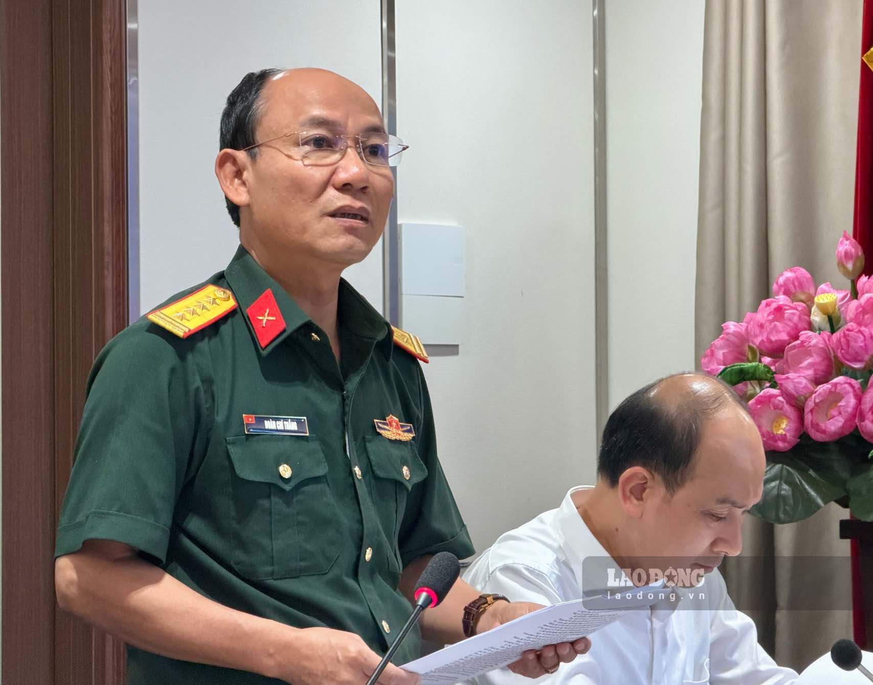 Colonel Doan Chi Thang - Deputy Head of the Political Department of the Capital High Command spoke at the conference. Photo: Hoai Anh