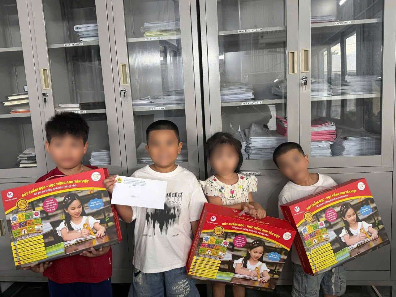 The grassroots trade union awarded scholarships and English writing pens to union members' children, contributing to caring for and supporting them before the new school year. Photo: Quang Tri Trade Union