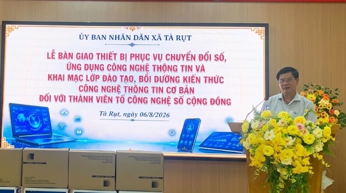 Ông Nguyễn Sỹ Huấn - Chủ tịch UBND xã Tà Rụt phát biểu tại lễ bàn giao thiết bị phục vụ chuyển đổi số và ứng dụng công nghệ thông tin. Ảnh: Xôm Kiều