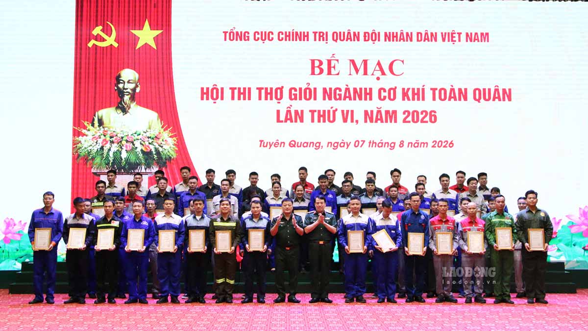 The organizing committee awarded certificates of merit to the contestants who won prizes at the 6th All-Army Mechanical Skills Competition. Photo: Nguyen Tung.