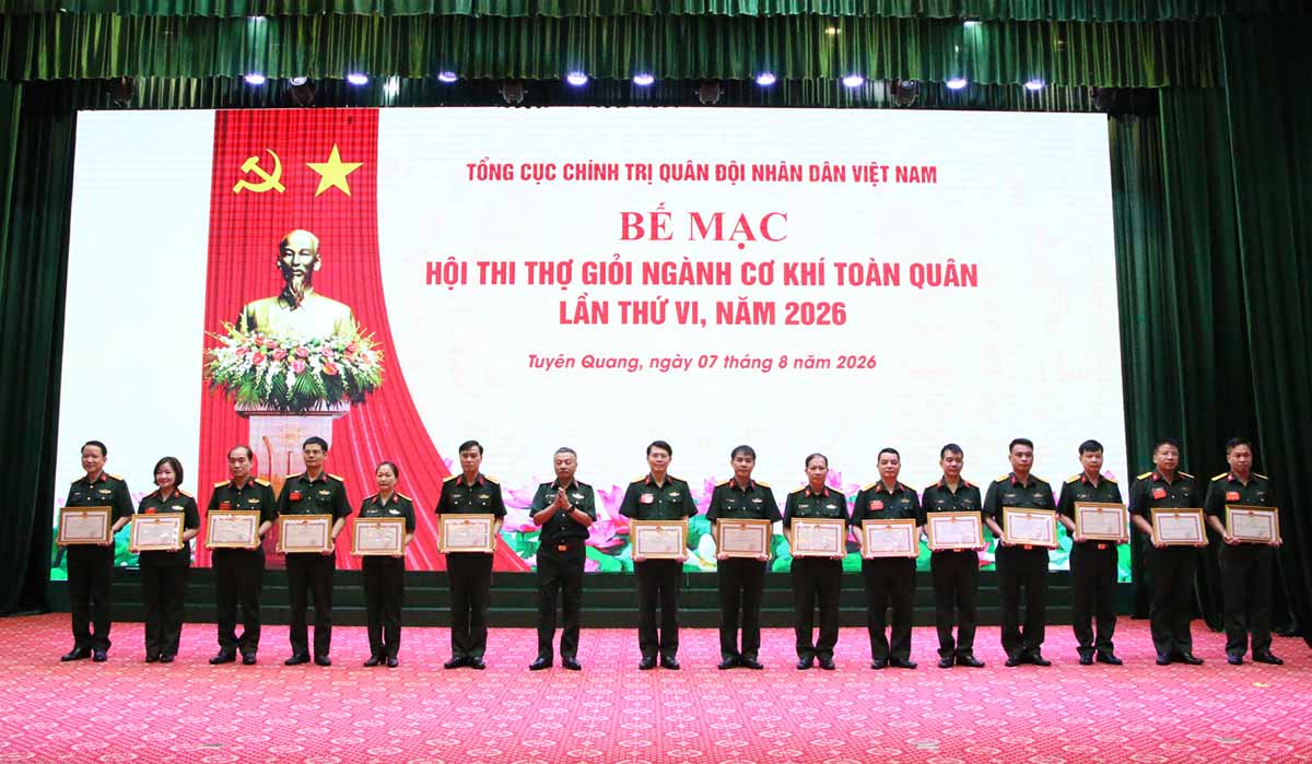 Lãnh đạo Tổng cục Chính trị trao tặng khen thưởng cho 15 cá nhân, tập thể có thành tích xuất sắc trong tổ chức, phục vụ Hội thi. Ảnh: Nguyễn Tùng.