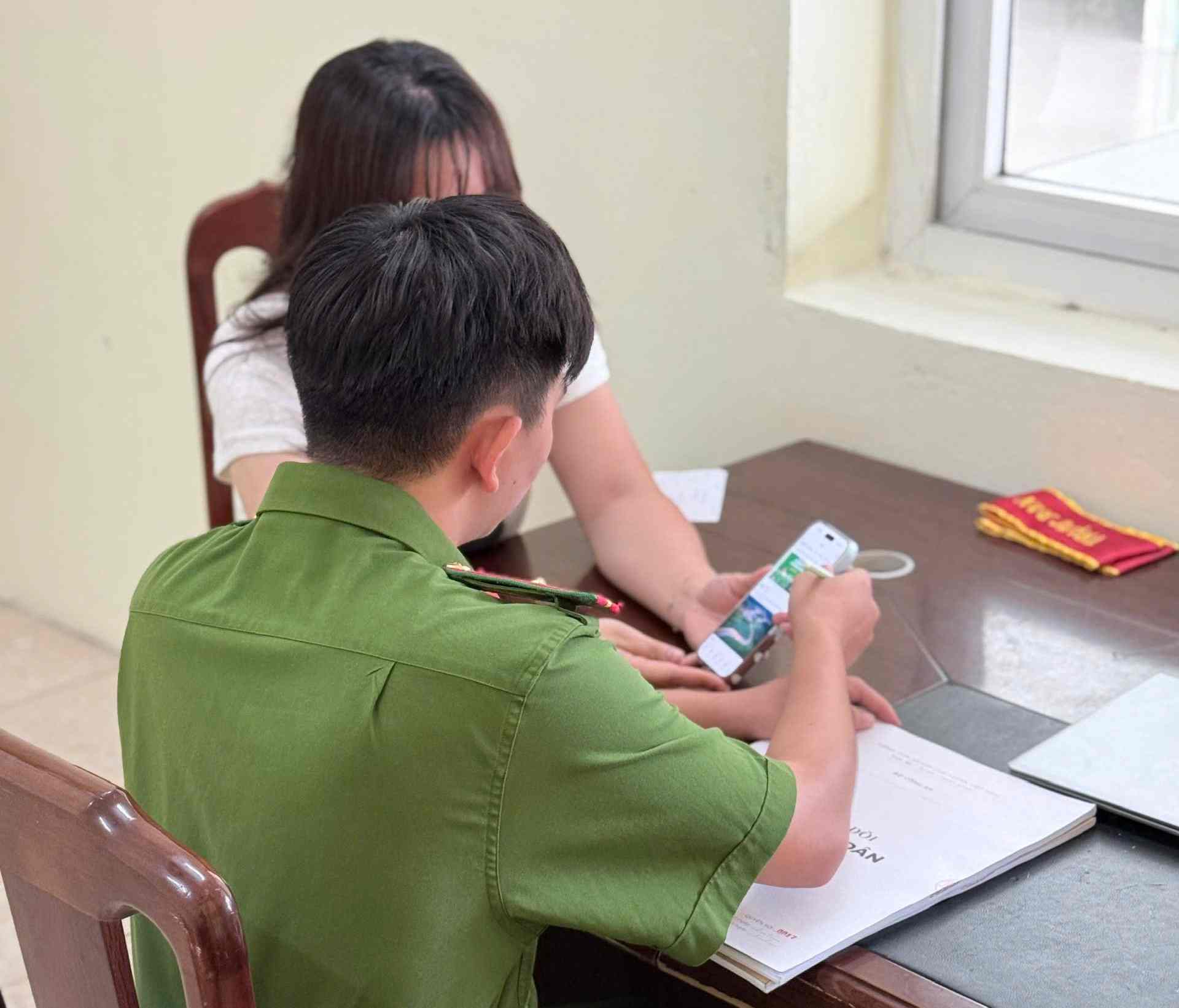 Người phụ nữ ở Hưng Yên trình báo công an sau cuộc gọi từ shipper giả. Ảnh: Công an tỉnh Hưng Yên