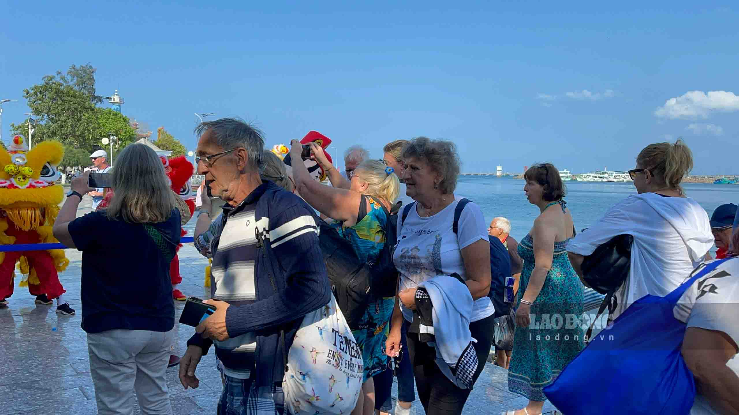 International tourists excitedly visit Phu Quoc. Photo: Xuan Nhi