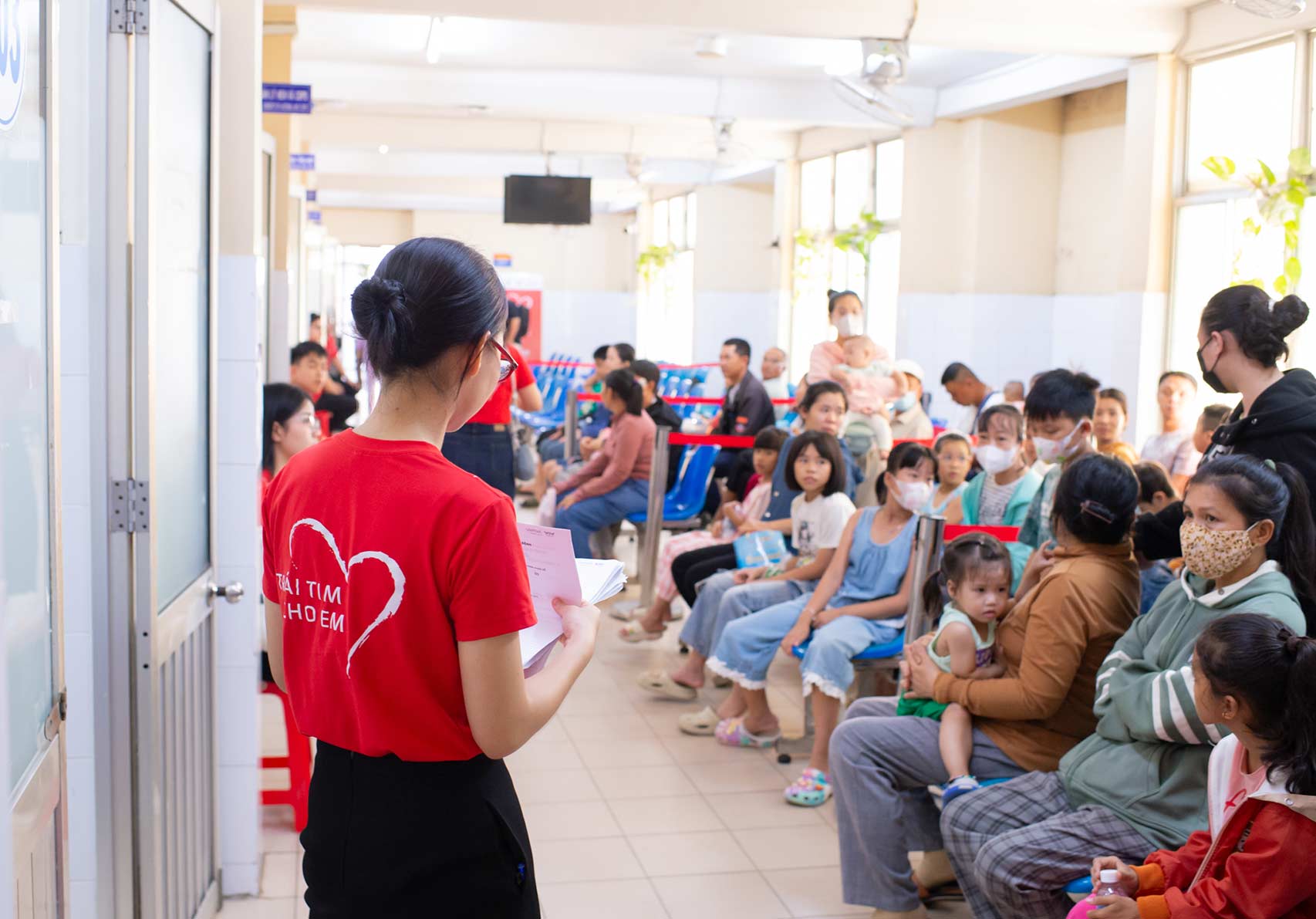 Crowded scene on the corridor of Khanh Hoa General Hospital during the 2 days of "Heart for Children" in the locality. Photo: Viettel