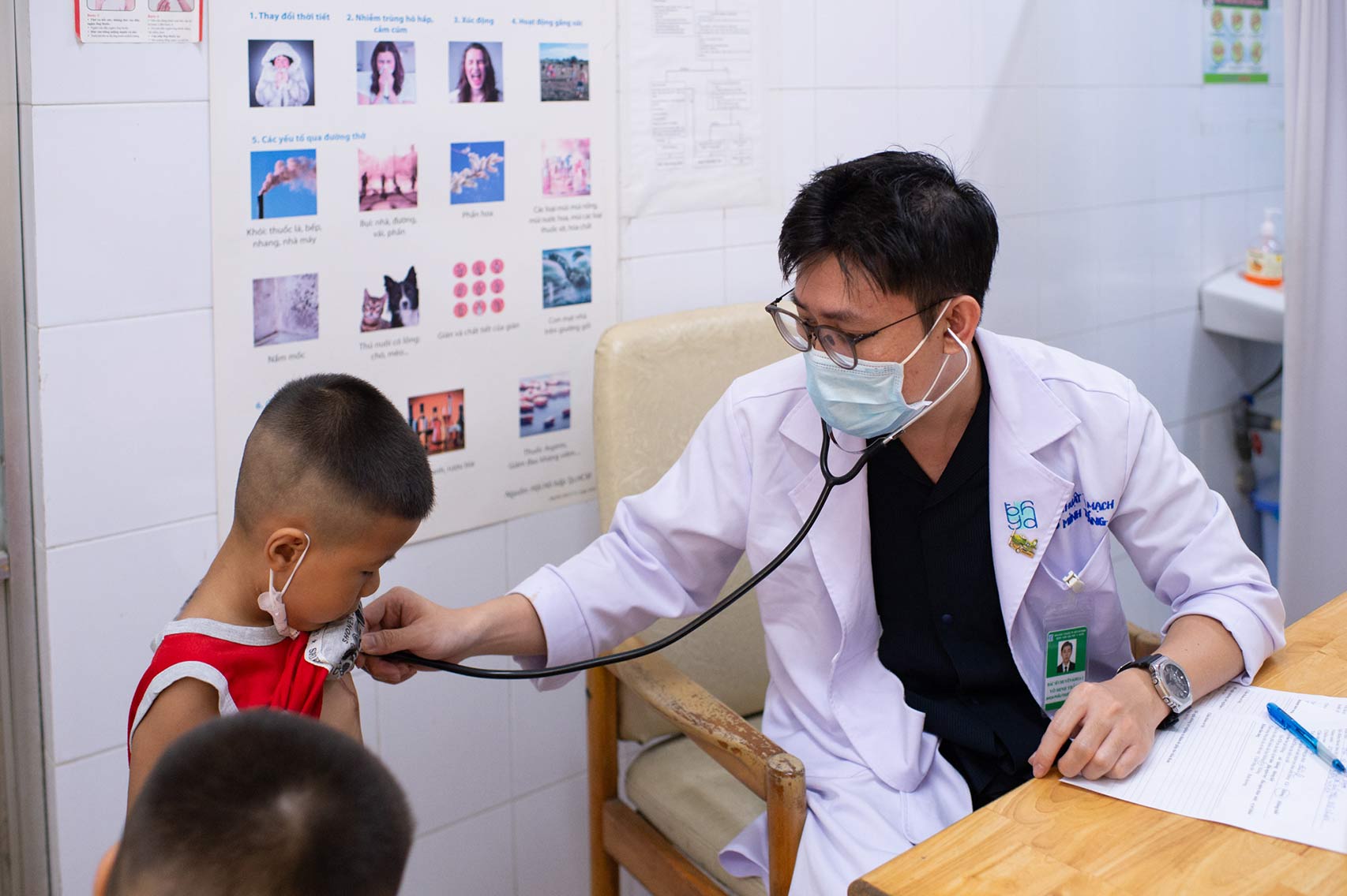 Tại mỗi buổi khám, các bác sĩ sẽ tiến hành khám sàng lọc: quan sát, nghe nhịp đập tim, siêu âm và kết luận tình trạng của từng trẻ. Ảnh: Viettel
