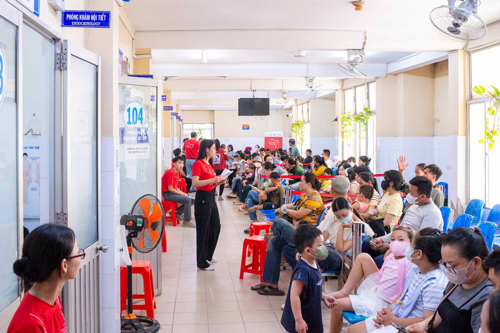Khung cảnh đông đúc trên hành lang Bệnh viện Đa khoa Khánh Hoà trong 2 ngày diễn ra “Trái tim cho em” tại địa phương. Ảnh: Viettel