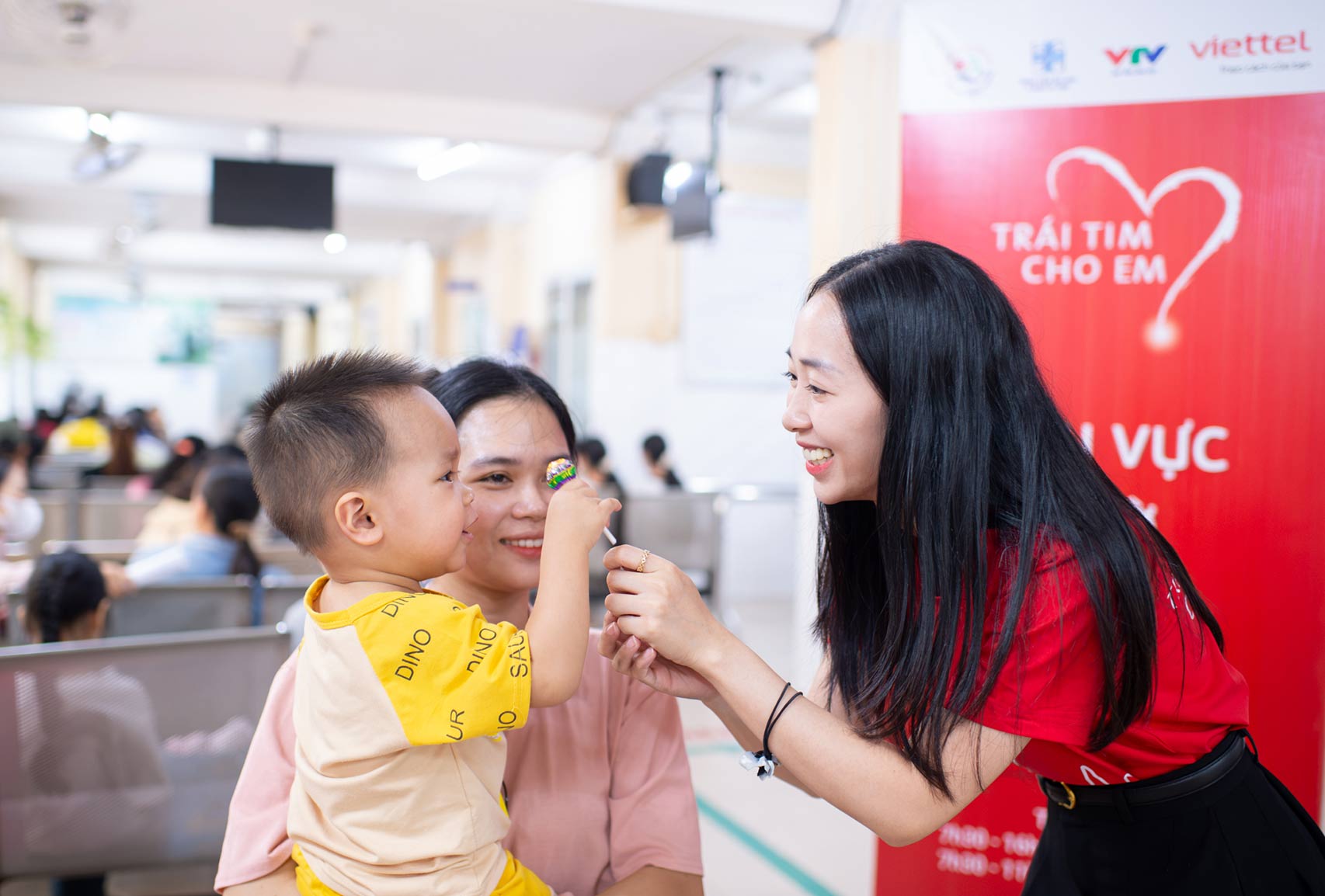 “Trái tim cho em” đến với các tỉnh không chỉ để phát hiện những em bé mắc tim bẩm sinh, mà để mở ra hy vọng chữa trị cho những hoàn cảnh thiếu thốn. Ảnh: Viettel