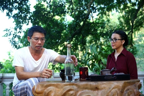 NSND Công Lý (trái) và NSND Lan Hương “Em bé Hà Nội” vào vai bố mẹ Vân trong “Sống chung với mẹ chồng“. Ảnh: Nhà sản xuất phim.