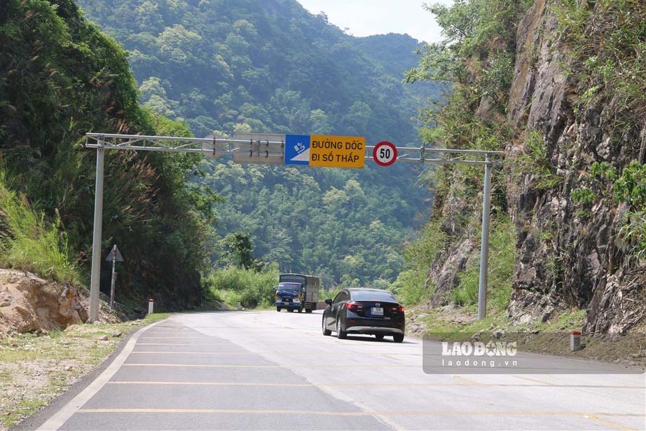 Many drivers have a habit of ignoring the feature that helps them get off the pass safely on automatic transmission cars. Photo: Minh Nguyen