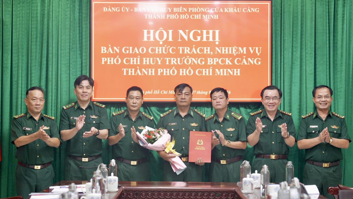 ホーチミン市港湾国境警備隊の新副司令官を祝福します。写真:ホーチミン市国境警備隊