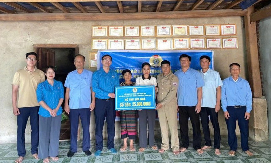 Hac Thanh Ward Trade Union and Song Chu One Member Limited Liability Company Trade Union provide support of 25 million VND to repair houses for union members in difficult circumstances. Photo: Thanh Hoa Trade Union