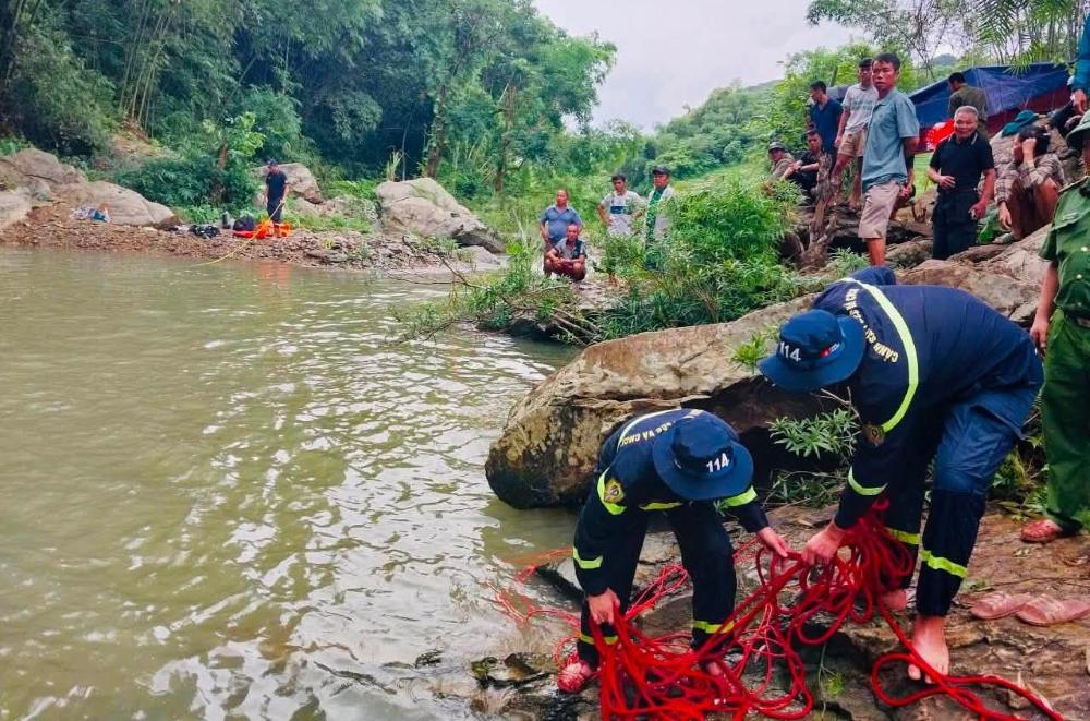 Urgently search for missing victims at the spillway. Photo: Fire and Rescue Police Department, Thanh Hoa Provincial Police provided