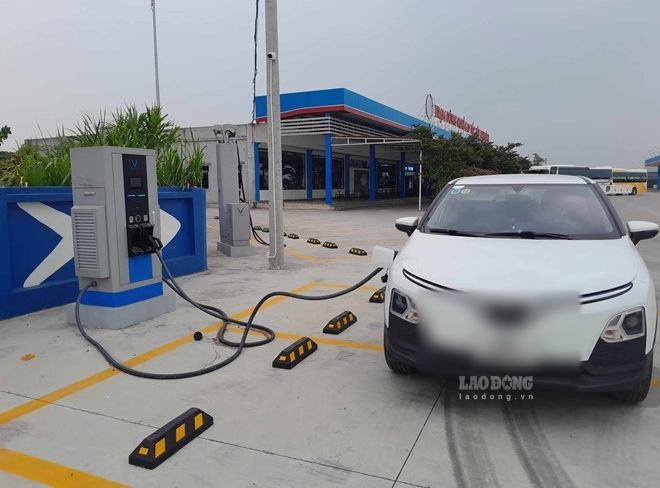 The Ministry of Construction promotes the progress of covering electric vehicle charging stations at rest stops. Photo: Xuyen Dong