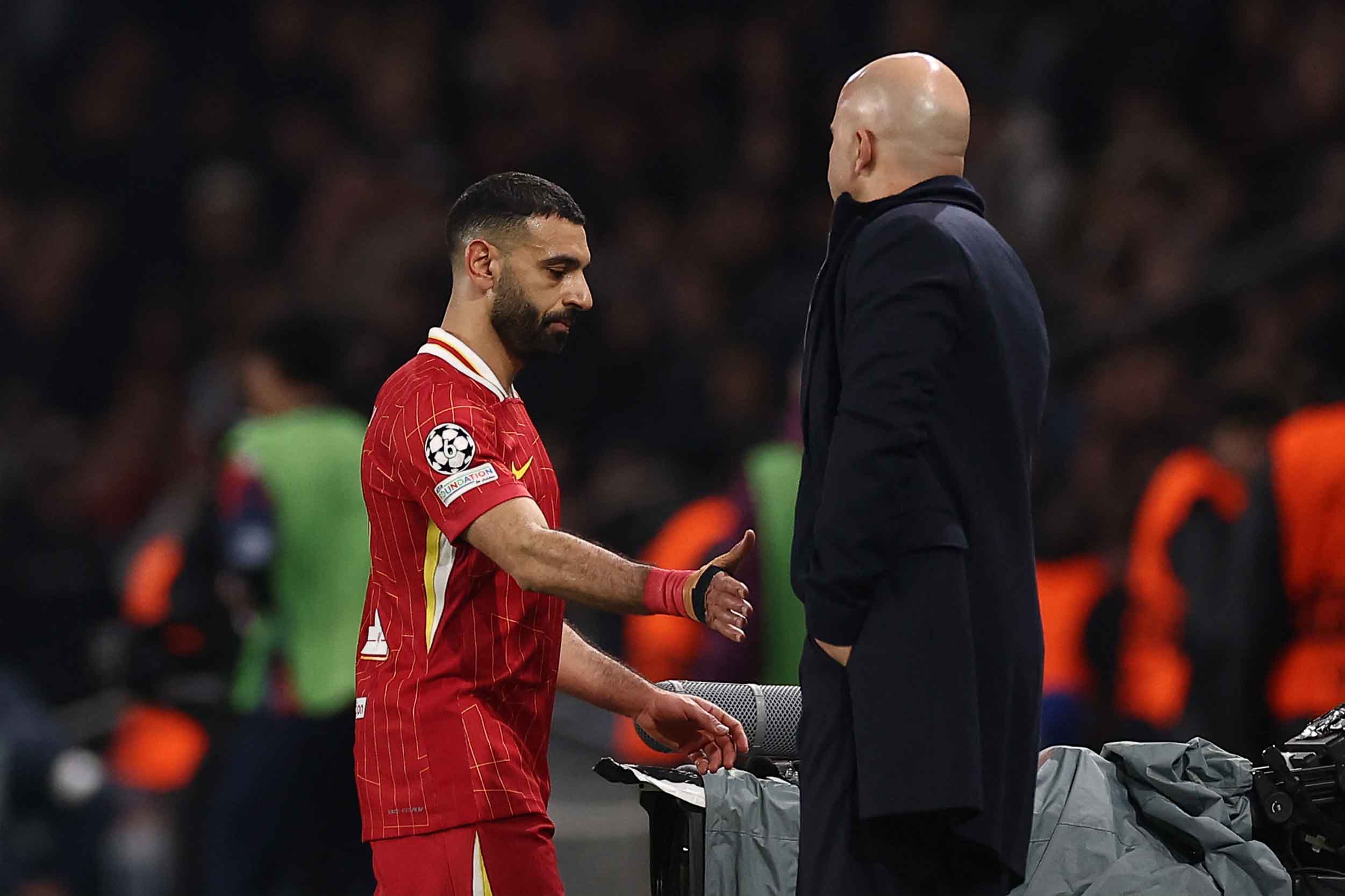 Arne Slot và Mohamed Salah từng xảy ra mâu thuẫn. Ảnh: AFP