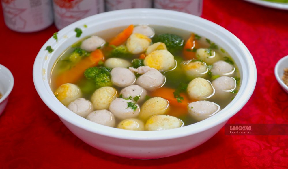 Hot mọc soup with clear, sweet broth from bone broth is an ideal dish for a family meal. Photo: Ngoc Anh