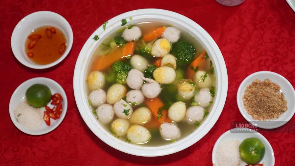 Thưởng thức canh mọc khi còn nóng cùng cơm trắng sẽ giúp bữa trưa thêm tròn vị và ấm cúng. Ảnh: Ngọc Anh