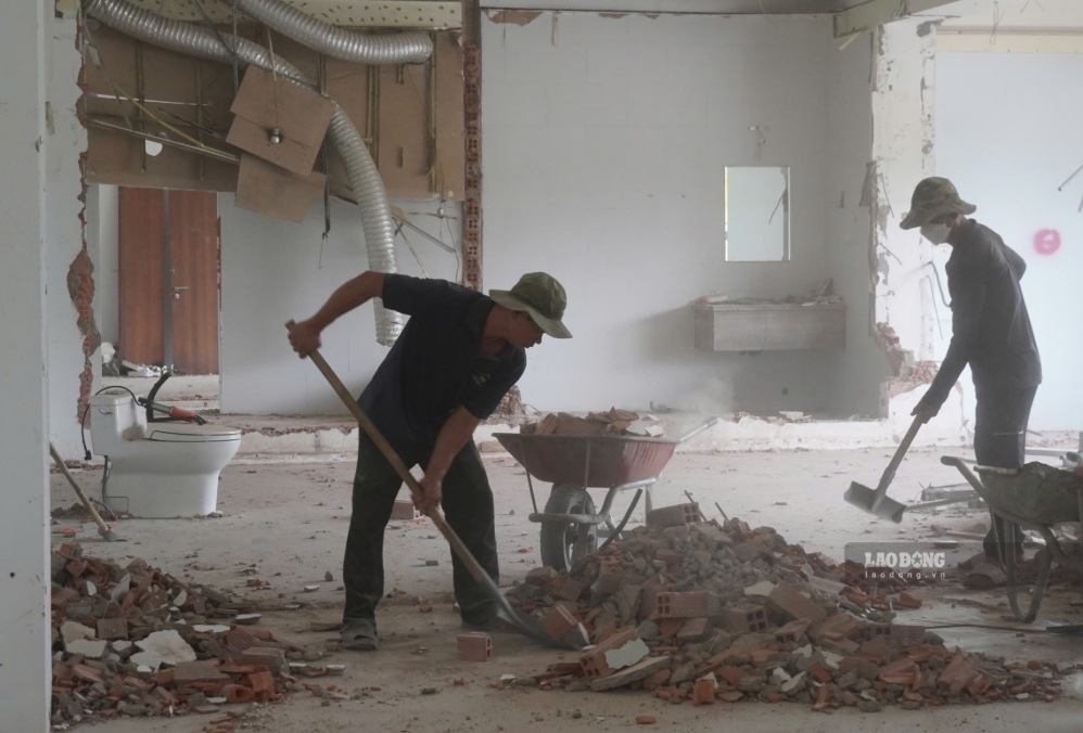 Le Thi Rieng Primary, Secondary and High School is being urgently cleaned up and cleared for the new school year. Photo: Chan Phuc