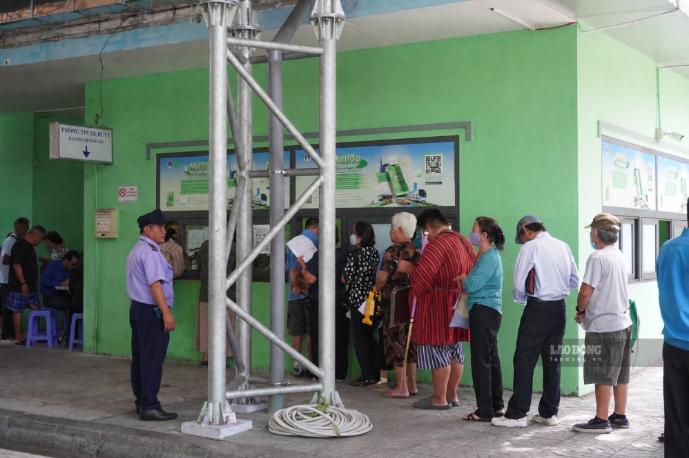 Tại một điểm tiếp nhận hồ sơ cấp Thẻ giao thông công cộng, đông người dân đến đăng ký trong những ngày đầu triển khai. Ảnh: Như Quỳnh