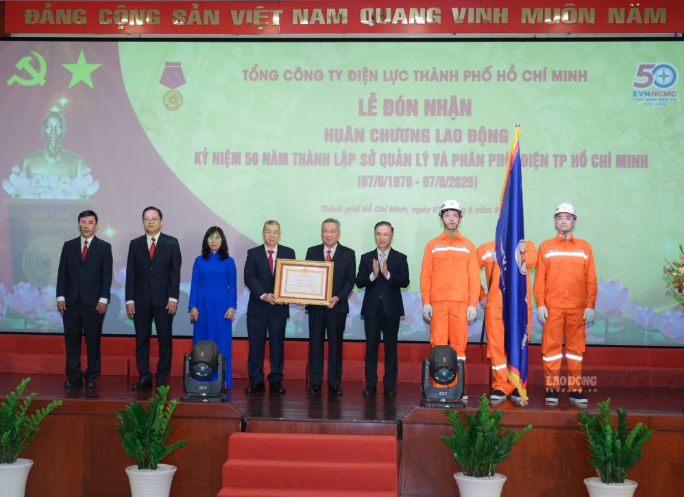 Leaders of Ho Chi Minh City Power Corporation receive the Third-class Labor Medal. Photo: Duc Long