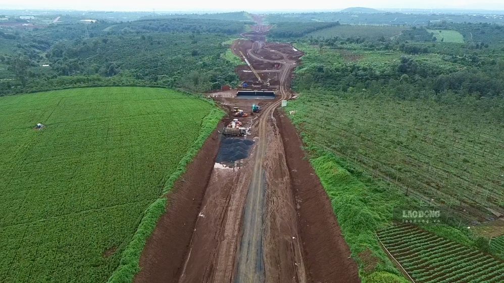 Construction du projet d'autoroute Quy Nhơn - Pleiku traversant le quartier de Hội Phú, la localité a achevé la libération du site. Photo: Thanh Tuấn