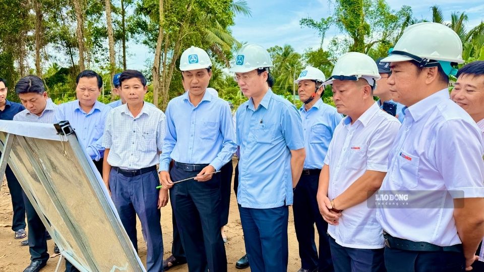 Chủ tịch UBND tỉnh Vĩnh Long Trần Trí Quang nghe báo cáo, chỉ đạo tháo gỡ vướng mắc nhằm đẩy nhanh tiến độ các dự án trọng điểm. Ảnh: Hoàng Lộc