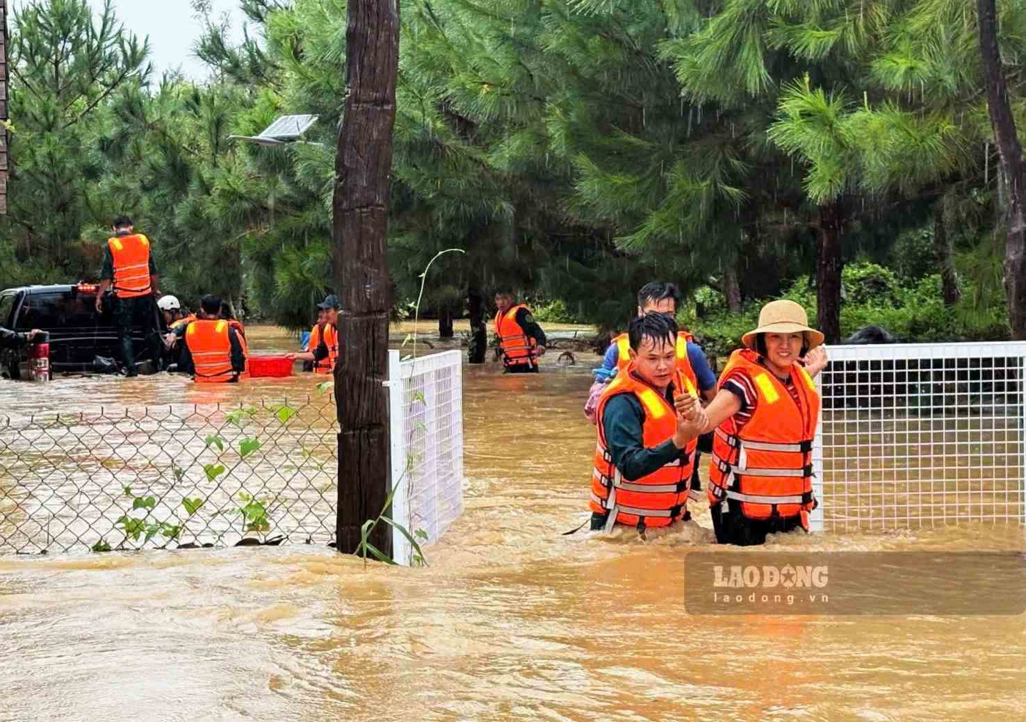 Khu vực đường Chi Lăng (Tổ dân phố 16, phường B'Lao) giáp sông Đại Bình bị ngập sâu trong đợt mưa lớn kéo dài từ ngày 27 đến 29.7 vừa qua. Ảnh: Phúc Khánh