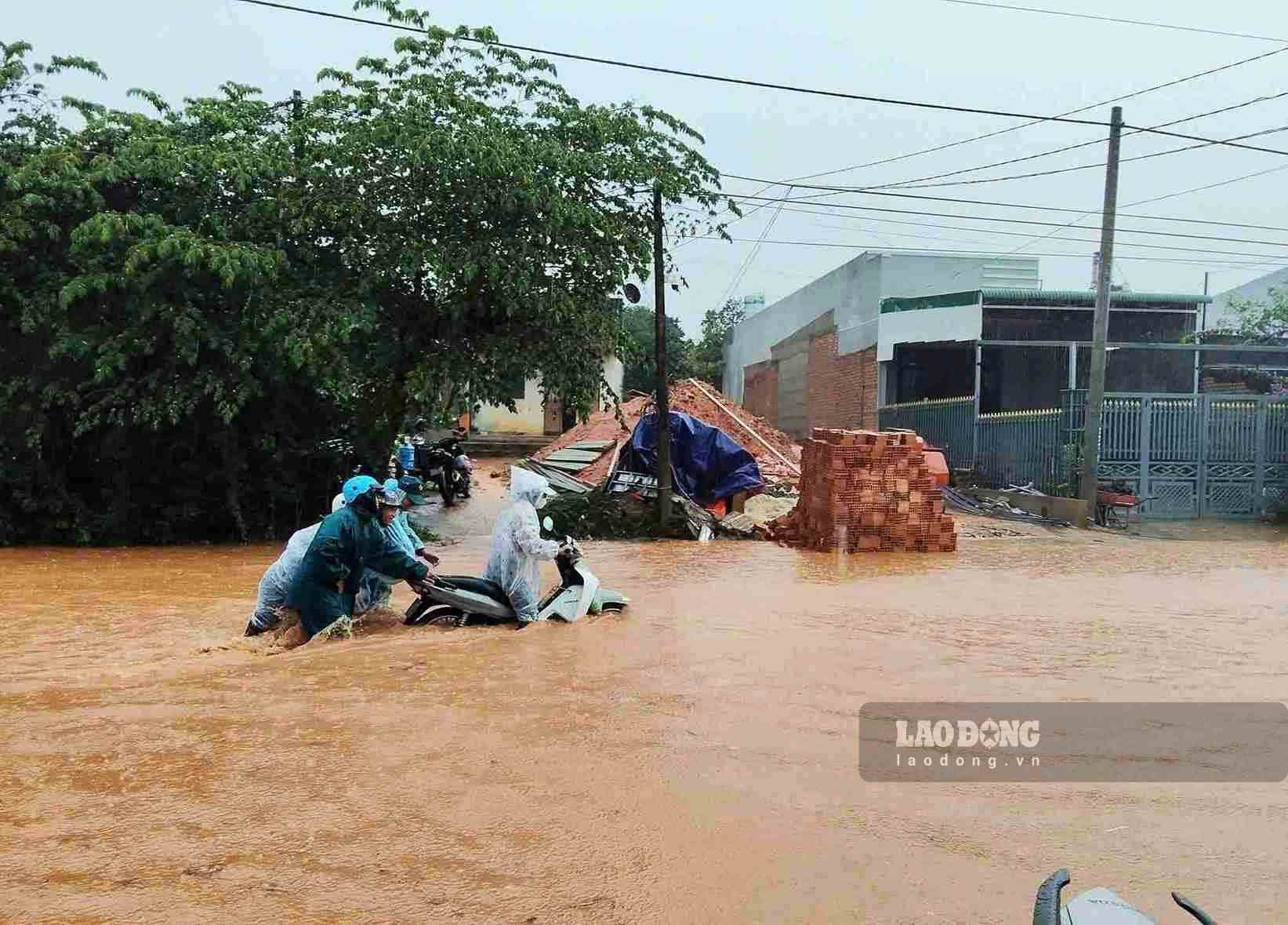 Quốc lộ 55, đoạn qua thôn 8 (xã Bảo Lâm 3) thường xuyên bị ngập sâu gây cản trở giao thông. Ảnh: Phúc Khánh