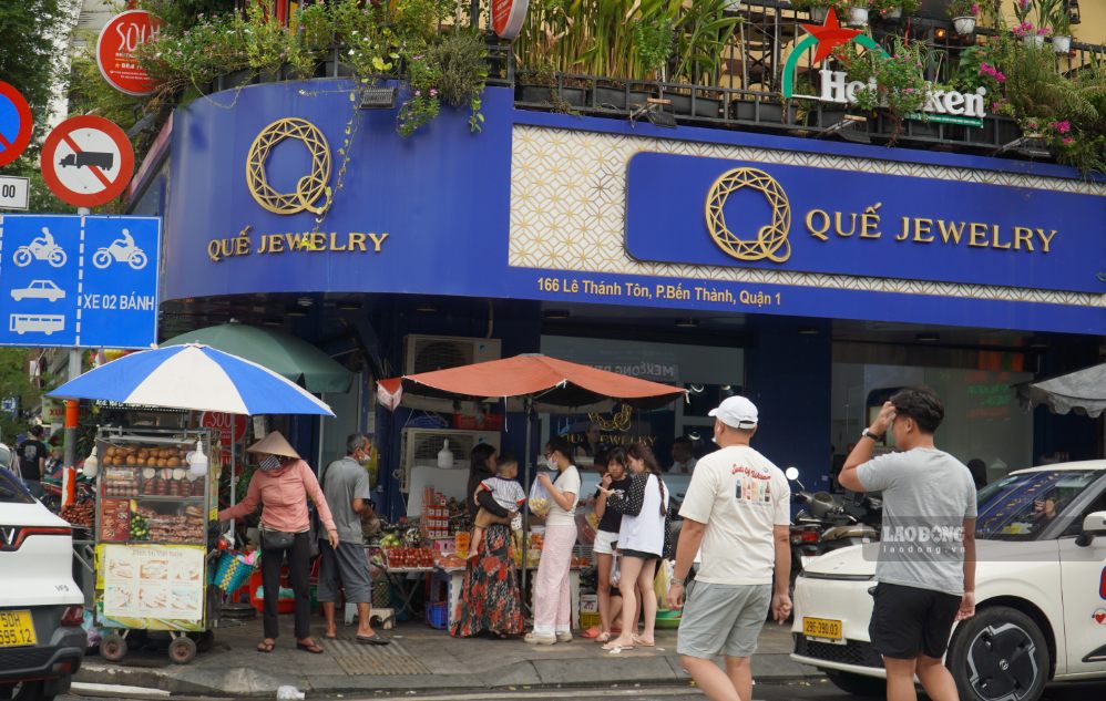Quế Jewelry trên đường Lê Thánh Tôn đã mở cửa hoạt động trở lại sau thời gian tạm ngừng. Ảnh: Hạ Mây