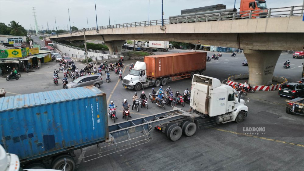 Xe máy bị chặn giữa hàng loạt xe container khi qua vòng xoay Mỹ Thủy. Ảnh: Hữu Chánh