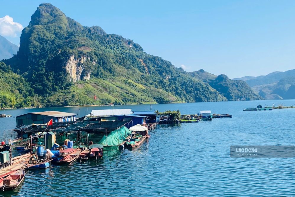 khu vực nuôi cá lồng xã Chiềng Lao, tỉnh Sơn La trước mùa mưa lũ. Ảnh: Trường Sơn
