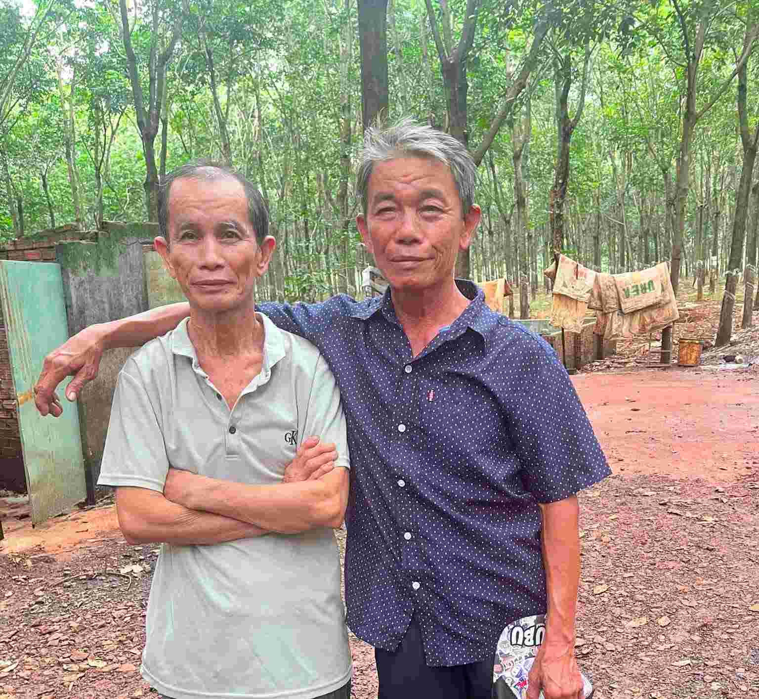 Ông Khởi (bìa trái) cùng em trai sau 48 năm ông Khởi bị thất lạc. Ảnh: Công an xã Thuận Lợi