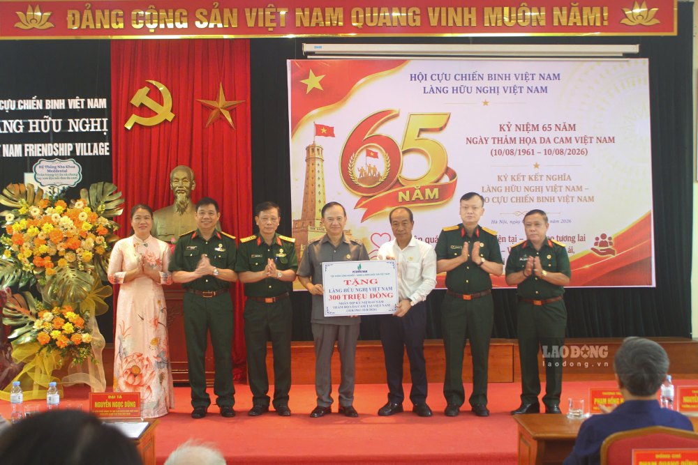 Vietnam National Industry - Energy Group donates 300 million VND to Vietnam Friendship Village to support the care and nursing of veterans and Agent Orange victims. Photo: Quynh Chi
