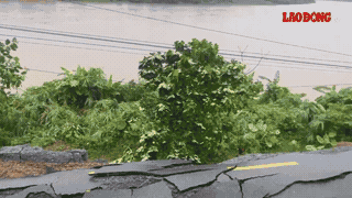 Landslides caused the provincial road in Lao Cai to be broken. Photo: Quynh Trang