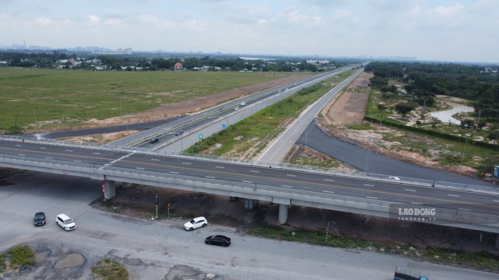 The main section of the more than 5km highway of the Ring Road 3 - Ho Chi Minh City project through Dong Nai has been technically opened to traffic in December 2025. Photo: HAC