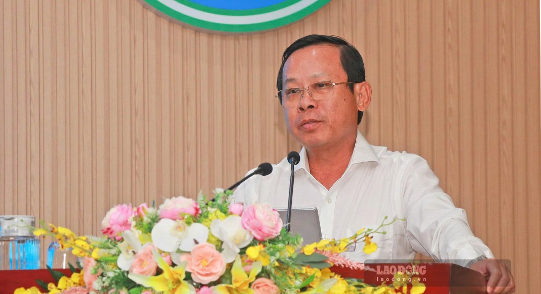 Phó giám đốc Bảo hiểm xã hội tỉnh Cà Mau Trịnh Trung Kiên nêu thực trạng nợ bảo hiểm tại Cà Mau. Ảnh: Nhật Hồ.