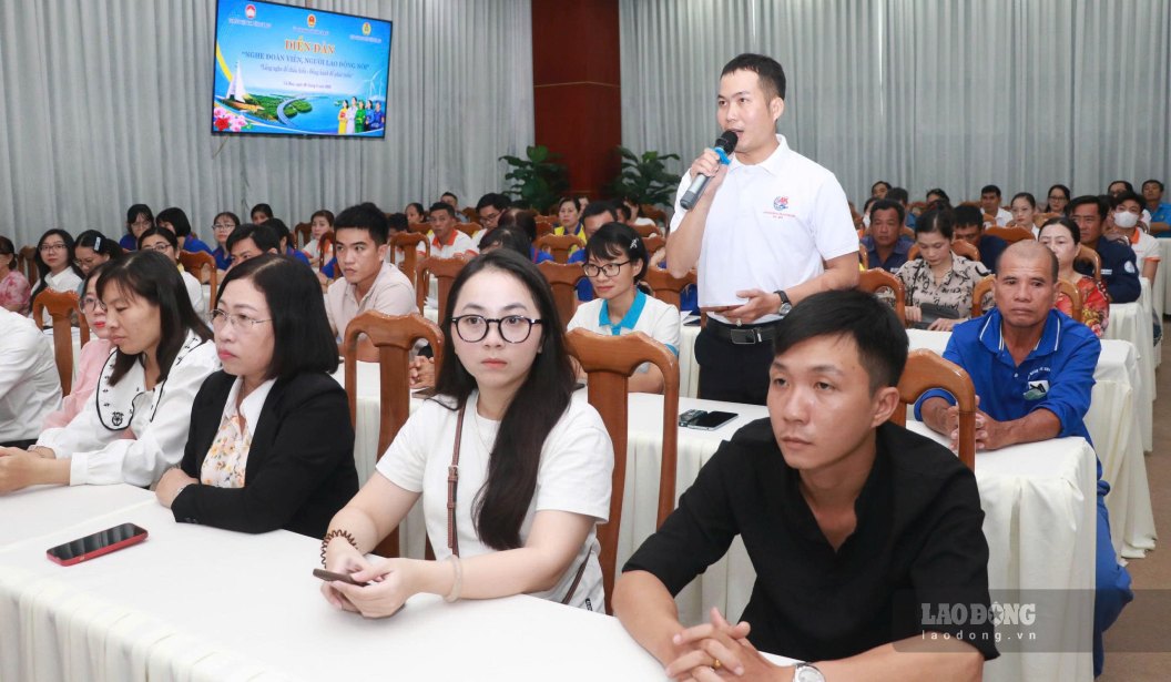 Người lao động tại Cà Mau quan tâm đến chế độ bảo hiểm. Ảnh: Nhật Hồ.