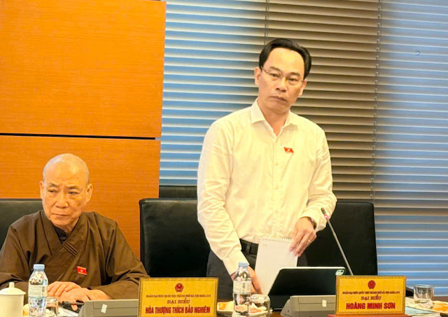 Minister Hoang Minh Son proposed expanding scholarships for learners in key industries and fields of the city. Photo: Media National Assembly
