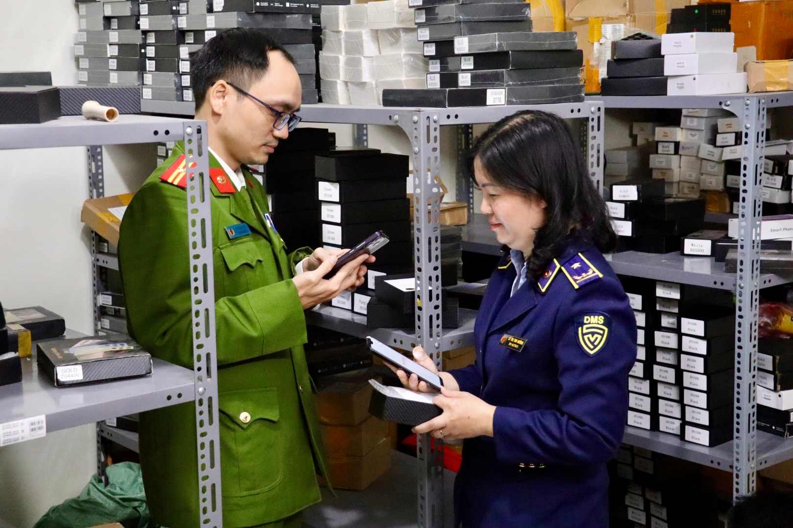 Hanoi market management forces coordinate with other forces to strengthen goods control. Photo: Hanoi Market Management Department