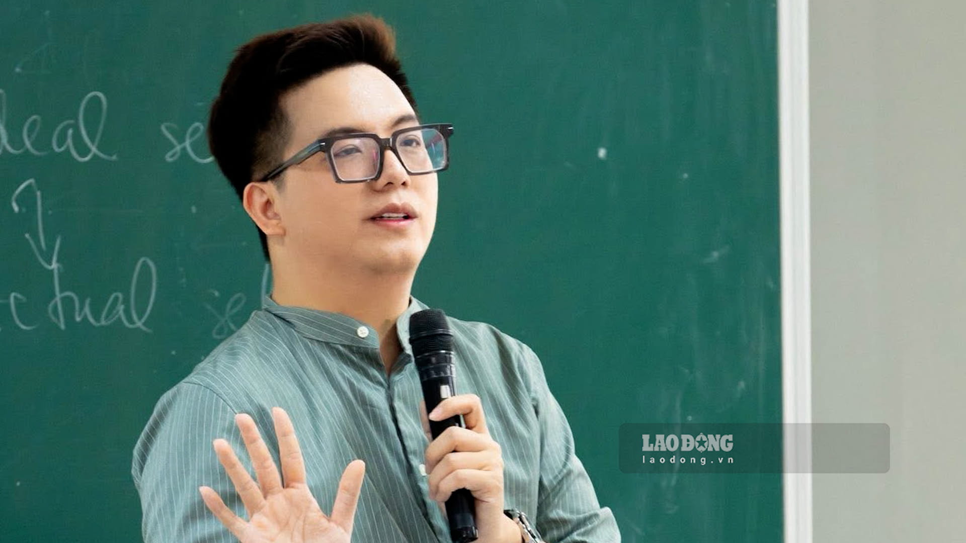 Theo ông Sơn, kiến thức từ trường đại học là nền tảng quan trọng, nhưng bên cạnh đó, người học cần chủ động bổ sung nhiều kỹ năng thực tiễn để nâng cao năng lực cạnh tranh. Ảnh: Nguyễn Trang