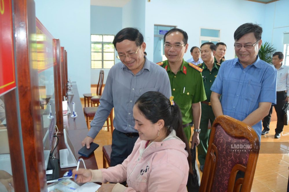 Lãnh đạo tỉnh Gia Lai kiểm tra thủ tục tiếp nhận, giải quyết hồ sơ ở xã Đức Cơ. Ảnh: Thanh Tuấn