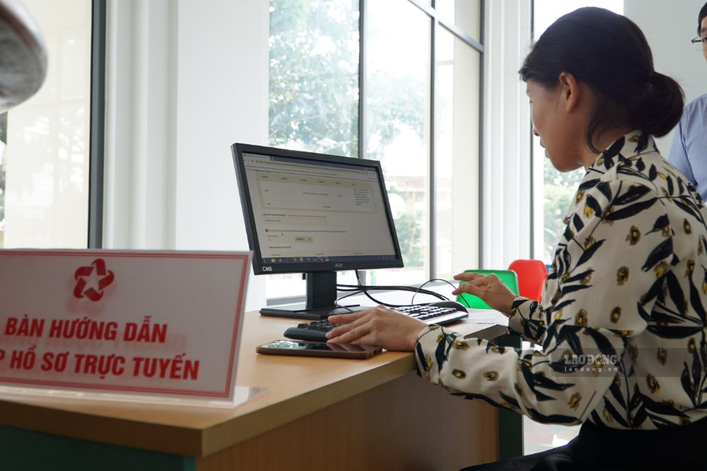 Nhân viên tại nơi hướng dẫn người dân nộp hồ sơ trực tuyến. Ảnh: Thanh Tuấn