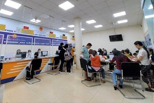 Người dân đến nộp hồ sơ tại Trung tâm dịch vụ hành chính công. Ảnh: Thanh Tuấn