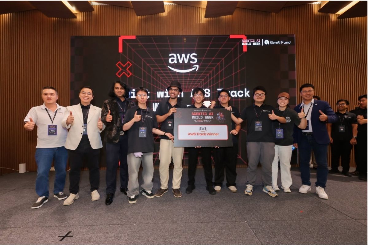 Two FPTU students and their teammates at Agentic AI Build Week 2026. Photo: FPT University