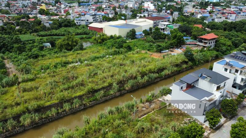 Người dân mòn mỏi chờ được bàn giao mặt bằng sau nhiều năm ký hợp đồng với chủ đầu tư. Ảnh: Việt Bắc